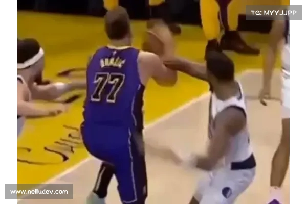 NBA打假球实锤曝光 最后两分钟疯狂送球权引发球迷怒火和嘘声四起 NBA打假球实锤曝光 最后两分钟疯狂送球权引发球迷怒火和嘘声四起