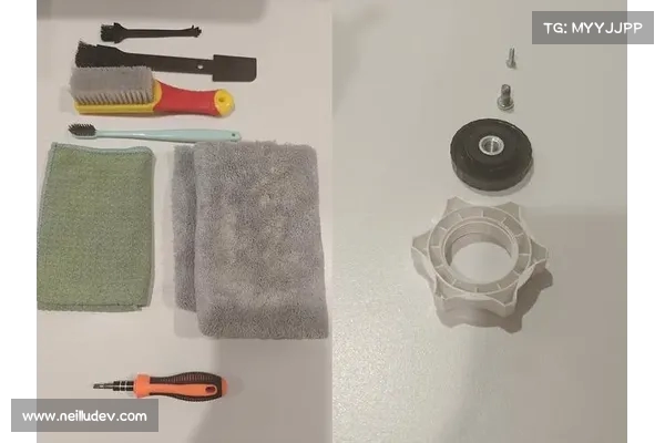 维修师傅巧妙利用抹布固定链条精确拧紧螺丝确保设备运行稳定